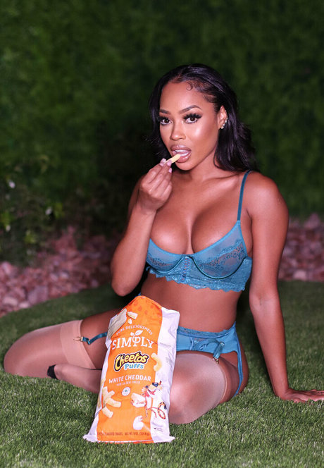 ninadoesitall pornographische foto