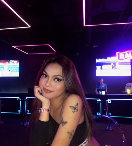 Ariana Tashne heiße fotos