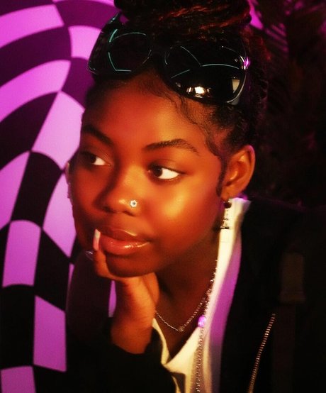 Alijahkai hübsche akt bilder