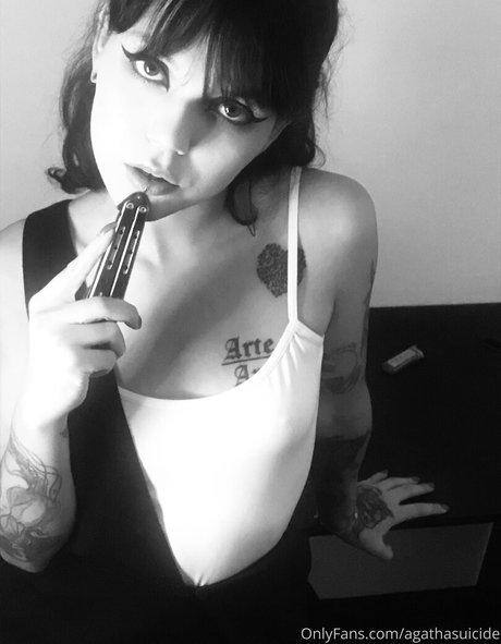 blvckchxrry nackt erwachsene bild