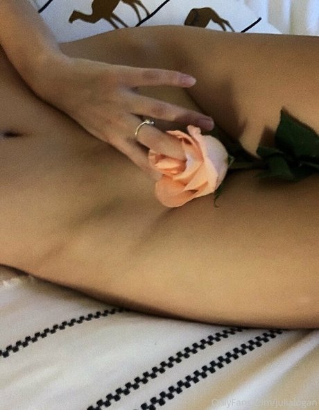 julialogan erotische pornographische archiv