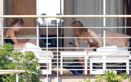 Suki Waterhouse nacktheit kunst galerien