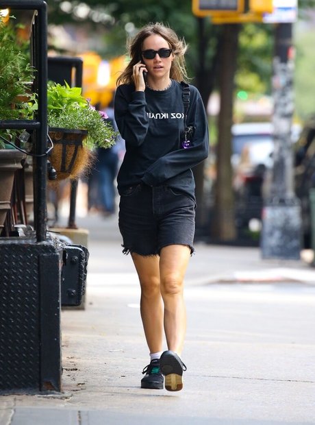 Suki Waterhouse kunst freie galerie