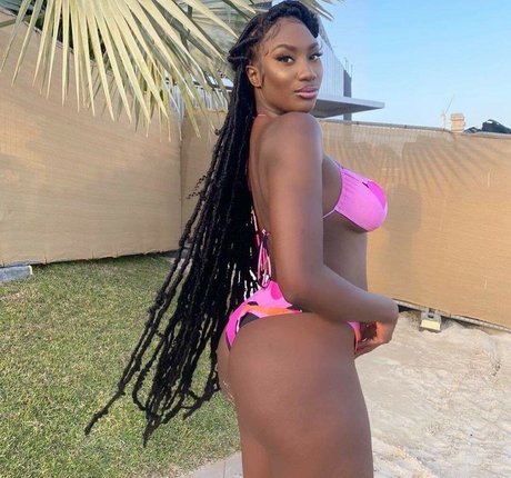 Aya Nakamura freie pornostar bilder