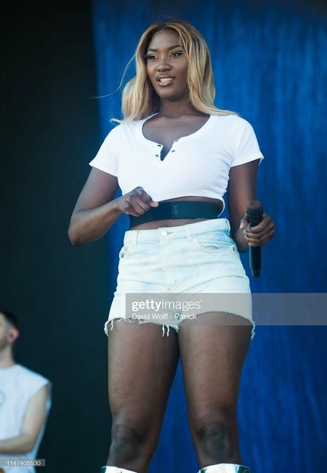 Aya Nakamura pornostar exklusive fotos