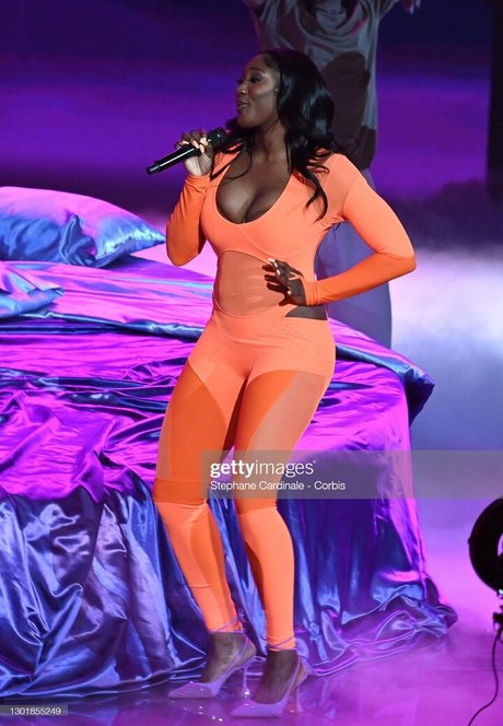 Aya Nakamura erwachsene perfekte bild