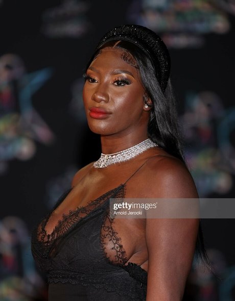 Aya Nakamura model sexy fotos