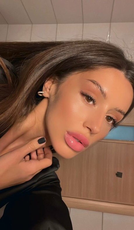 Adalline freie nackte bilder