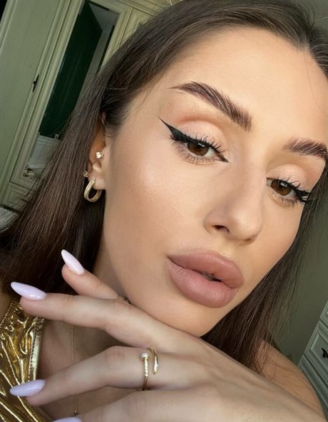 Adalline kostenlose sexy bild