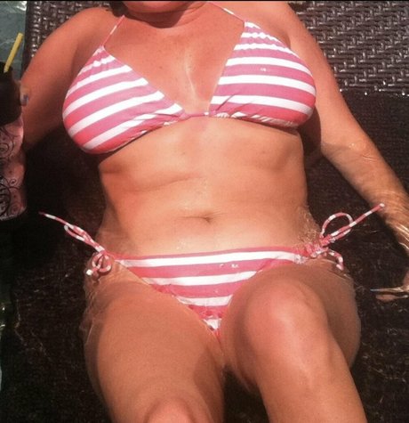 Curious Jeanette porno exklusive bild