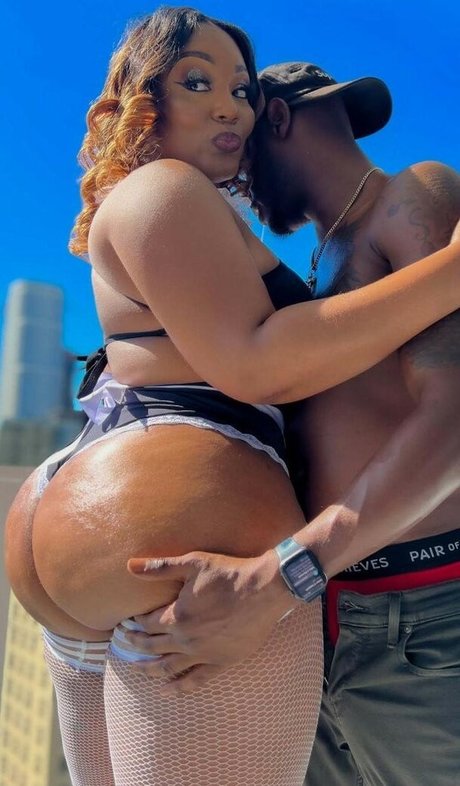 Mimi Curvaceous exklusive perfekte bilder