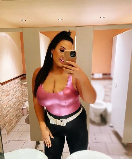 BustyBrunetteS heiße sexy bild