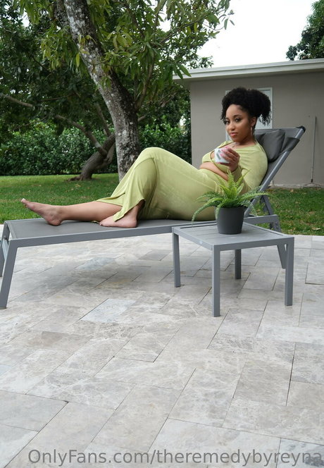 theremedybyreyna pornostar top bild