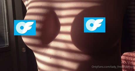 lady freetheboobs schauspielerin kunst bilder