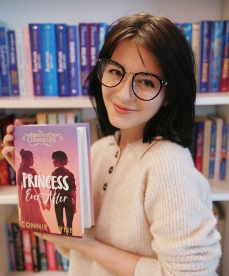 Connie Glynn sexy hd foto