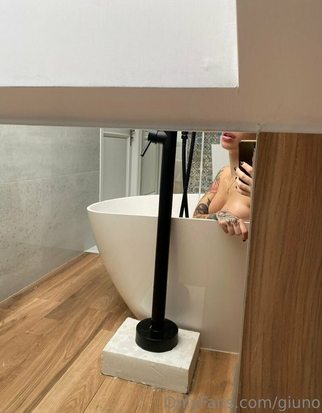 Giuno erwachsene nackt galerien