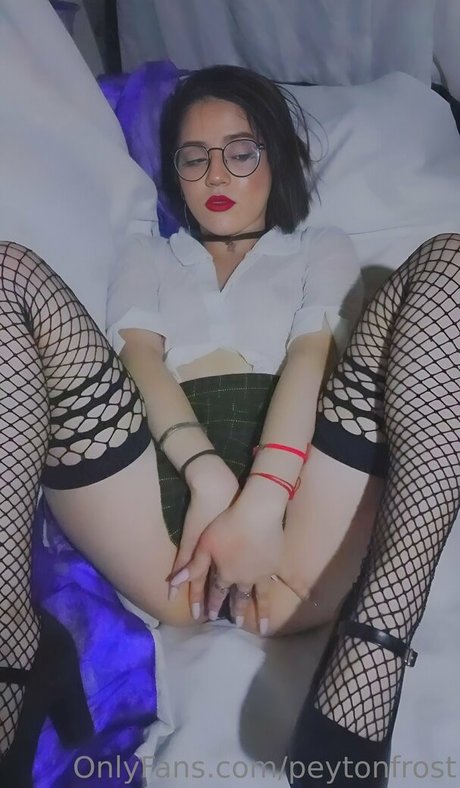 peytonfrost schauspielerin akt galerie