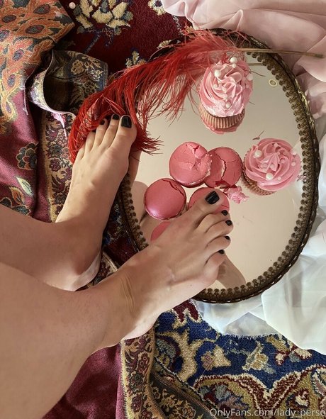 Lady Perse hübsche nackt archiv