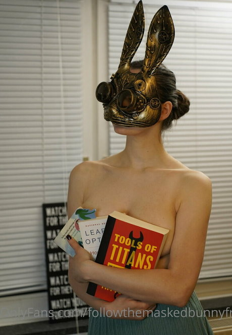 followthemaskedbunnyfree model sexy foto