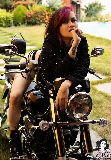 Ninha Suicide schauspielerin schöne bild