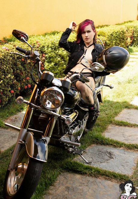 Ninha Suicide erotische kunst foto