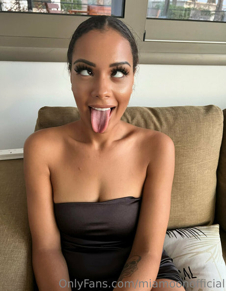 miamoonofficial nackten foto