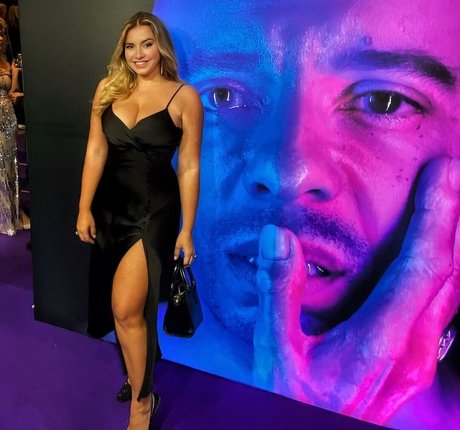 Sensi Lowe nackt akt foto