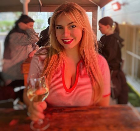 Sensi Lowe top nackt bild