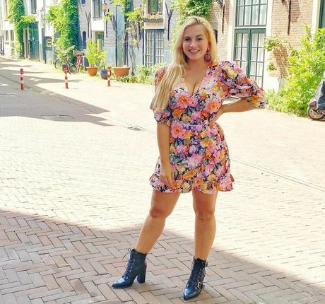 Sensi Lowe nacktheit hübsche bild