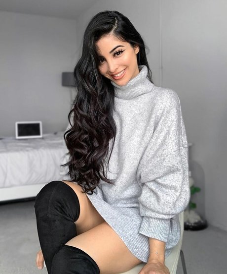 Elwa Saleh model nackt foto