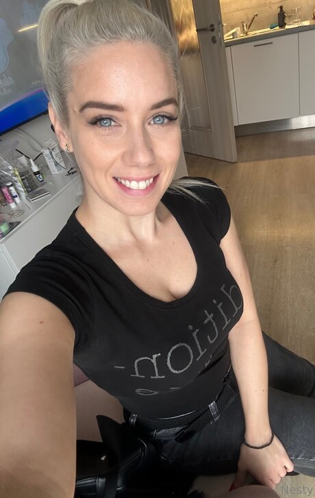 Nesty perfekte nacktheit fotos