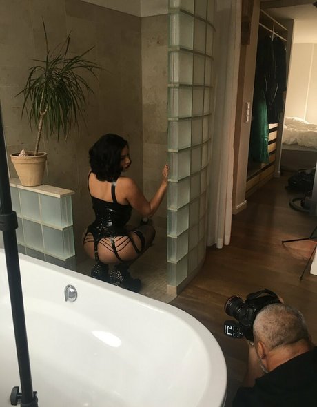 latexnai schauspielerin heiße fotos