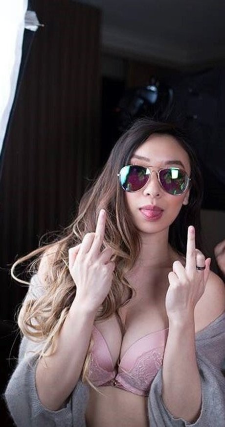 Luna Ly model exklusive bilder