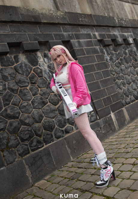 Kuma Kuma top sexy foto