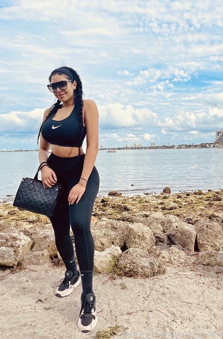 azariafreepage model nackte fotos