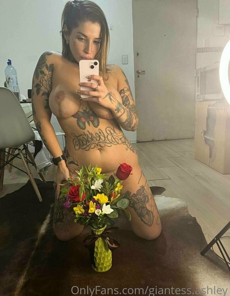 giantess ashley schöne bilder