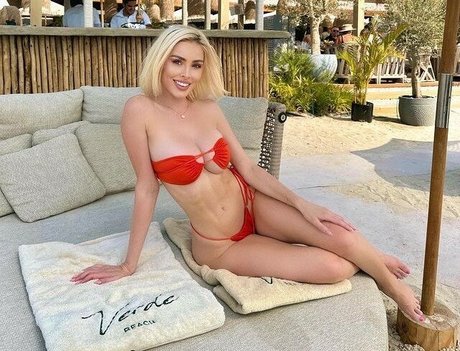 Jacklyn tiger sexy akt bild