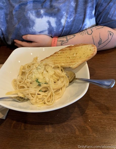 aliceeats nackt bild