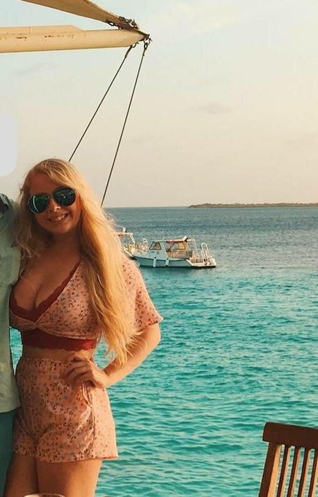 Rhiannon C top nackten galerie