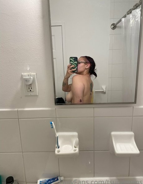 tsunamans nackt akt bild