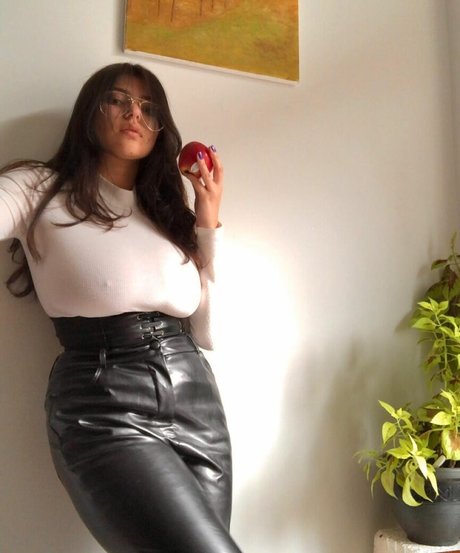 Nada C model nackt bilder