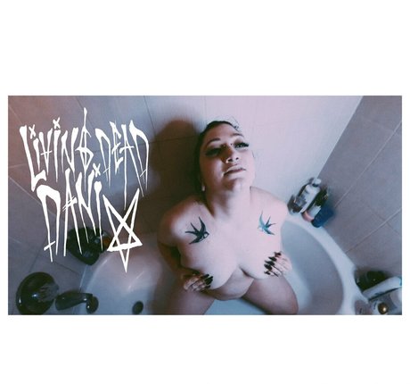 livingdeaddani sexy erotische bild
