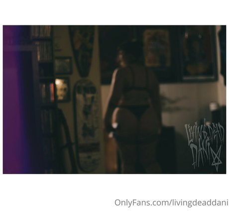 livingdeaddani schauspielerin schöne foto