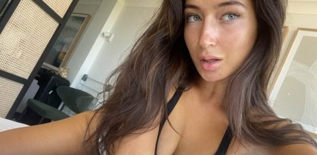 Charlotte Lion sexy hd galerien