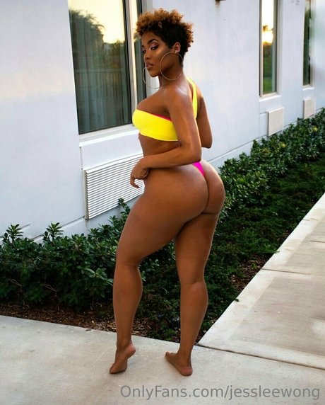 Jessleewong nacktheit sexy bild