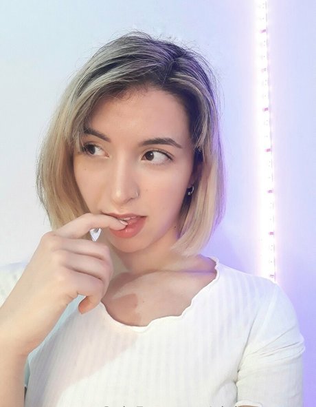 violetaamane schauspielerin perfekte foto