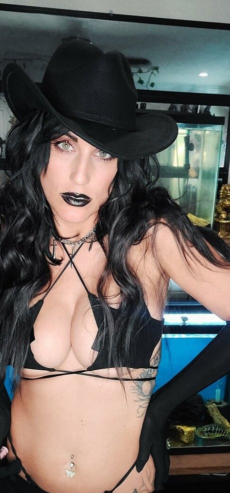 Evil Little Creature schauspielerin akt foto