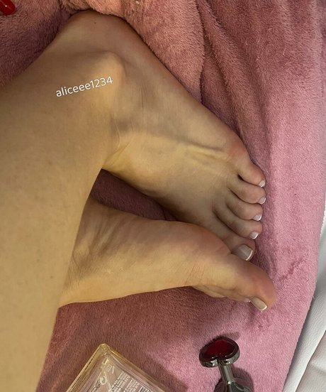 Alice Big Clit porno kunst fotos