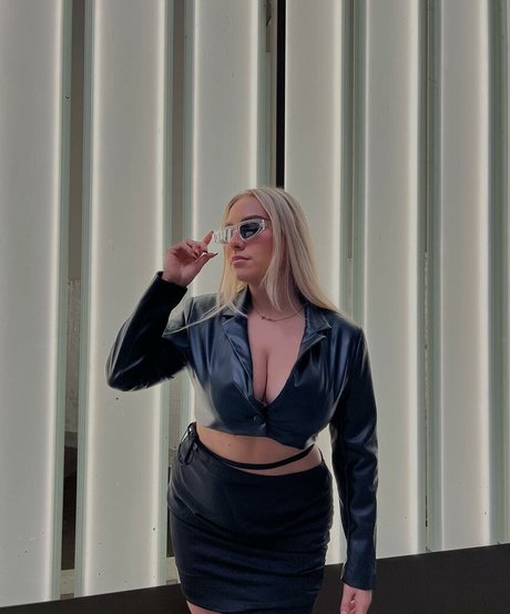 Beth Riva model exklusive bild