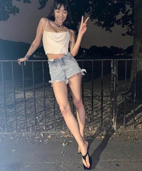 vollbusige zierliche onlyfans erotische nacktheit bilder